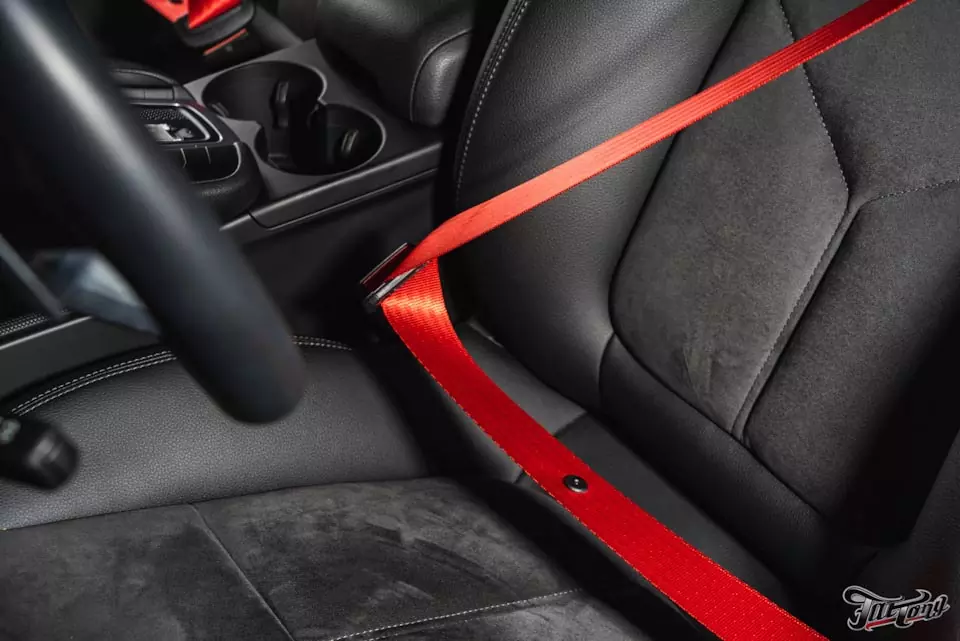 Porsche Macan. Установка красных ремней безопасности в цвет кузова.